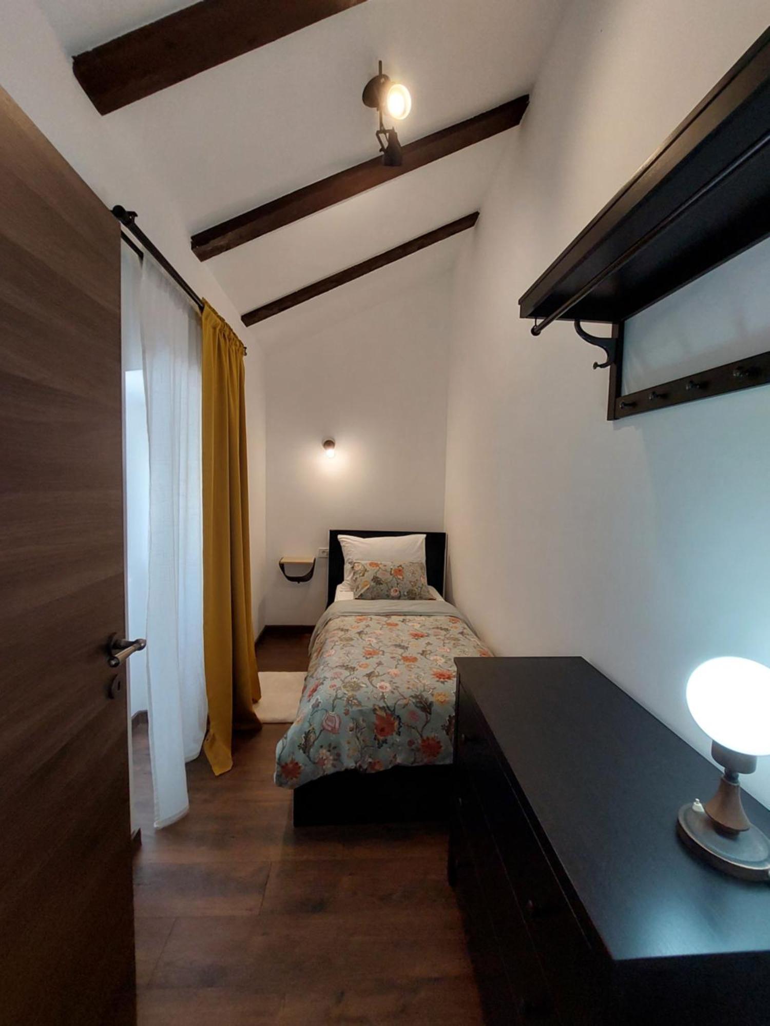 House - Lola Belej