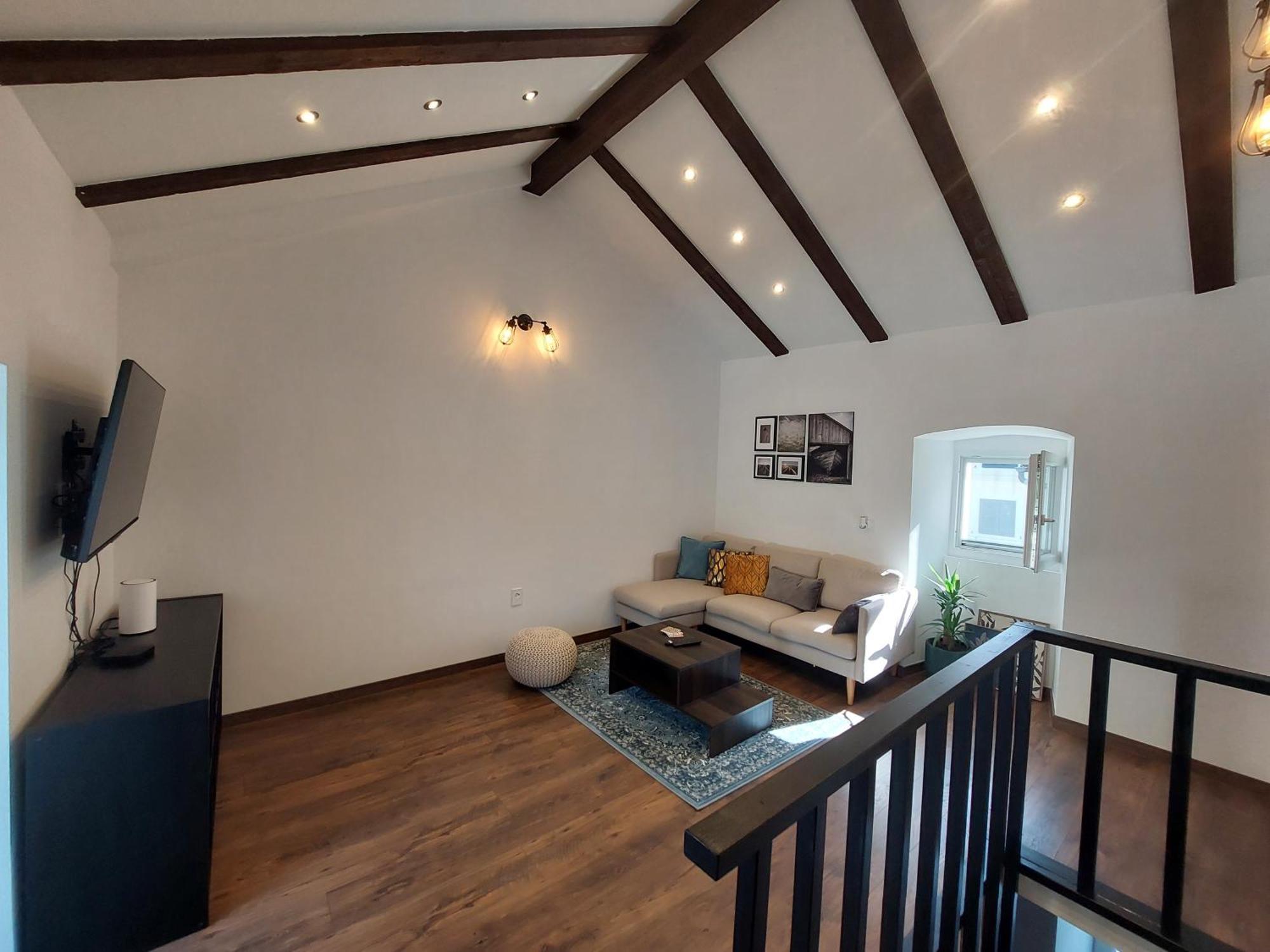 House - Lola * Belej